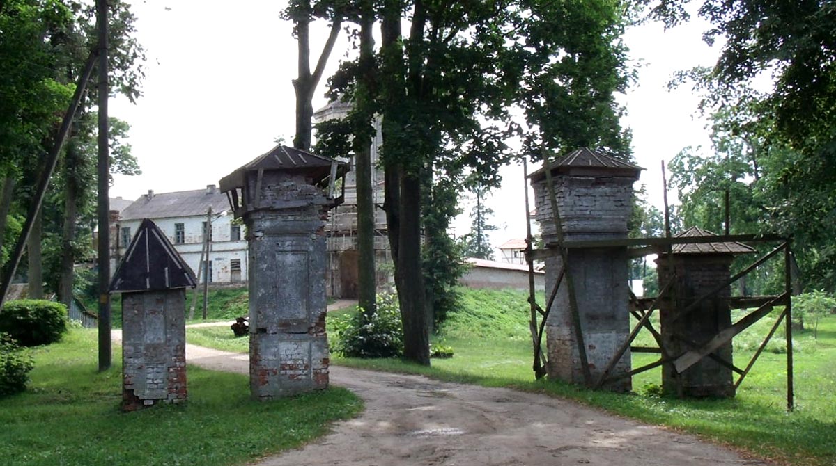 Любча, ворота в замковый парк