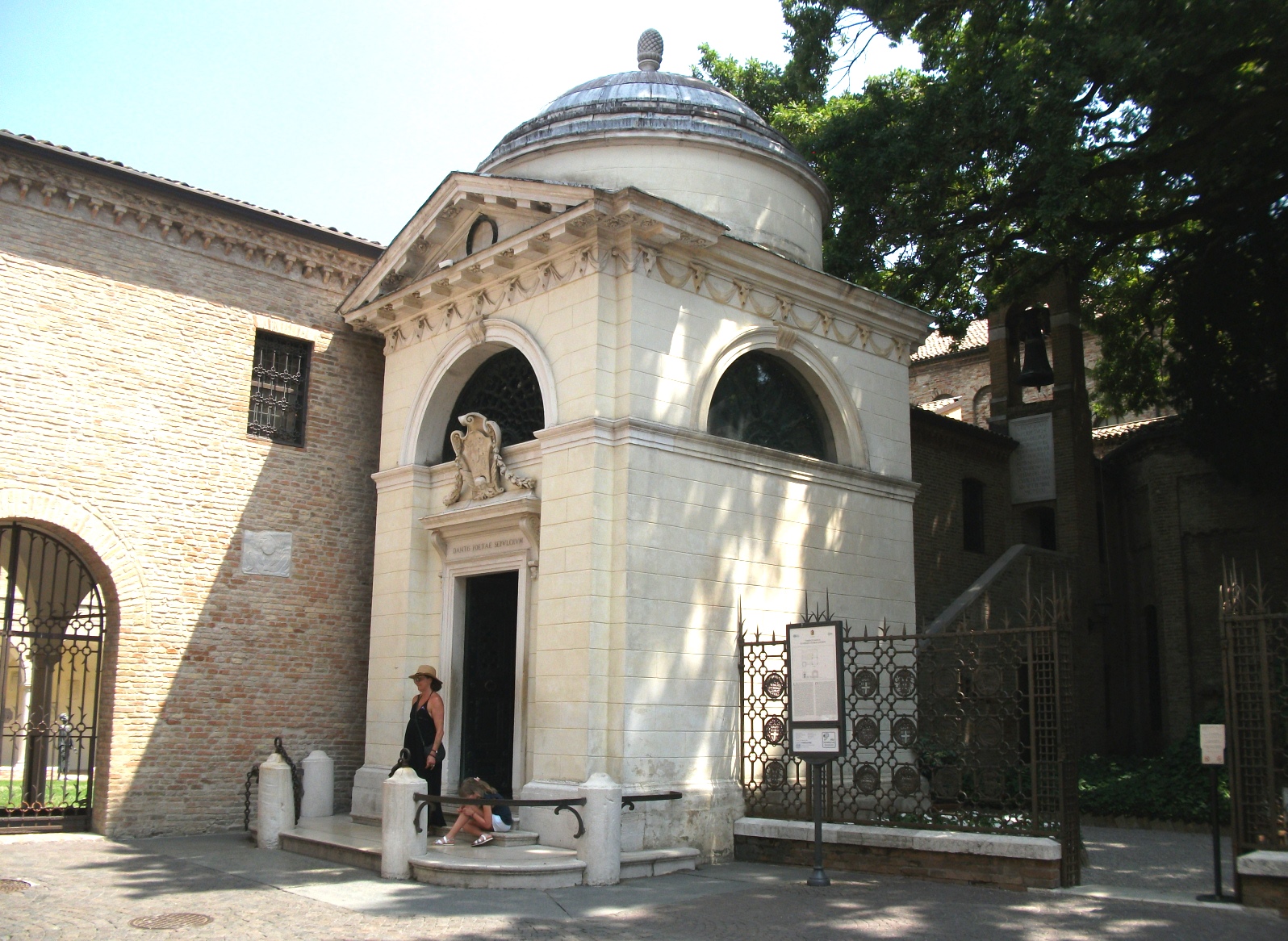 Равенна, мавзолей Данте Алигьери