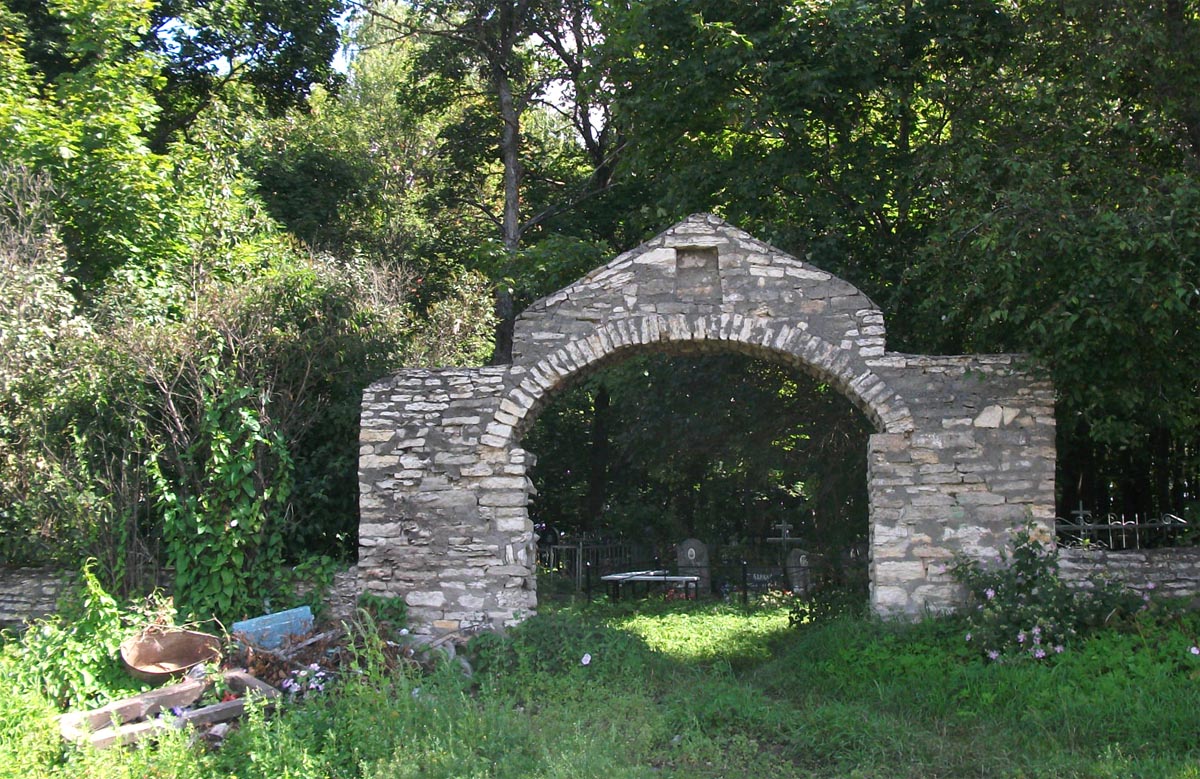 Изборск, ворота кладбища